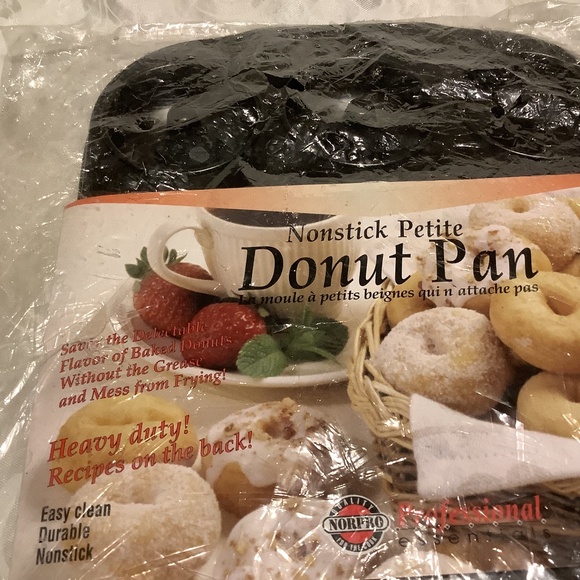 Nonstick 6 donut pan new in original pkg. Bake adorable mini-donuts! - Picture 1 of 4